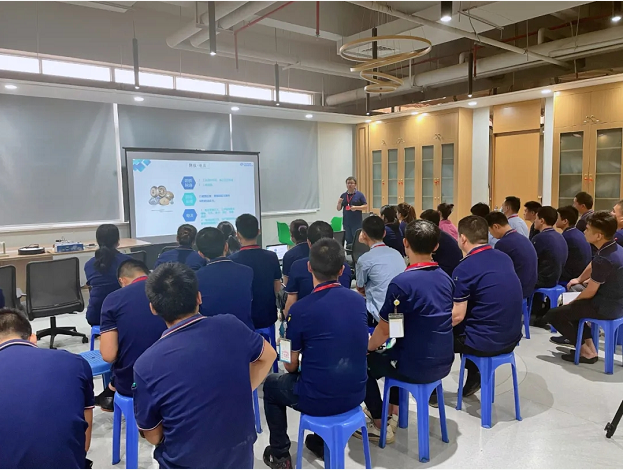 ǧ��qy88���ʹ�����ڼ�У������ | ��ɰ����ǿ��������ѵ�࿪����ʽ����һ�ڿ�